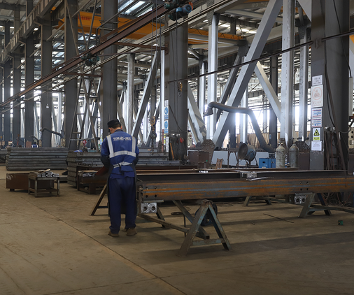 Taller de producci&oacute;n de puentes de caballete de acero